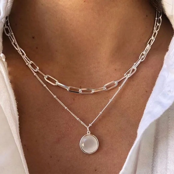 Chic Layered Elegance - Picture 1 of 5